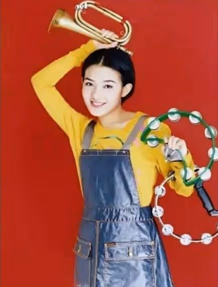 打唇釘、紋花臂,為愛摘子宮永不婚,周迅閨蜜范曉萱才是真的豪橫