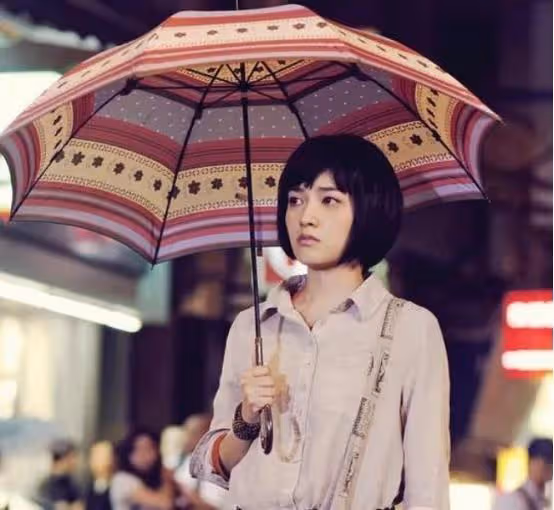 打唇釘、紋花臂,為愛摘子宮永不婚,周迅閨蜜范曉萱才是真的豪橫