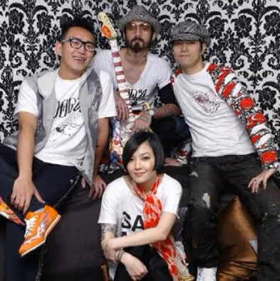 打唇釘、紋花臂,為愛摘子宮永不婚,周迅閨蜜范曉萱才是真的豪橫