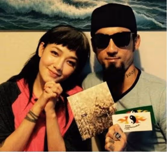 打唇釘、紋花臂,為愛摘子宮永不婚,周迅閨蜜范曉萱才是真的豪橫