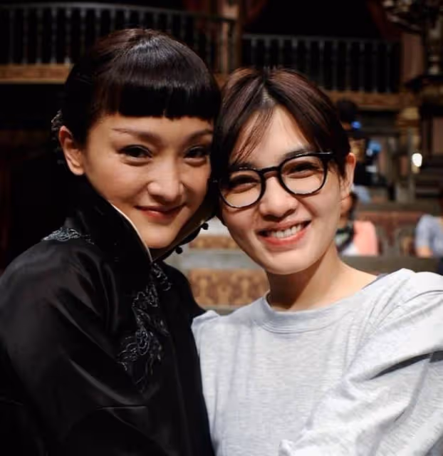 打唇釘、紋花臂,為愛摘子宮永不婚,周迅閨蜜范曉萱才是真的豪橫