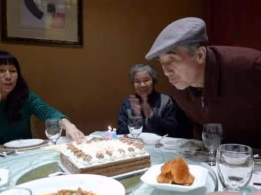 老爸生日，我和丈夫連夜趕回娘家，卻被弟弟拒之門外