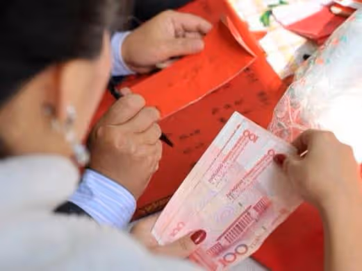 兒子住院前夫哭窮，夜裡病房外傳來敲門聲，看見來人我淚水打轉