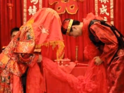 兒子住院前夫哭窮，夜裡病房外傳來敲門聲，看見來人我淚水打轉