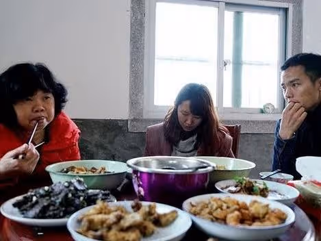 兒子住院前夫哭窮，夜裡病房外傳來敲門聲，看見來人我淚水打轉