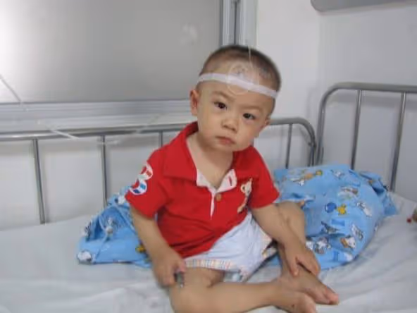 兒子住院前夫哭窮，夜裡病房外傳來敲門聲，看見來人我淚水打轉