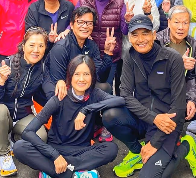 周潤發跑步隊陣容曝光，邵美琪等大咖雲集，發哥幫隊員按摩沒架子