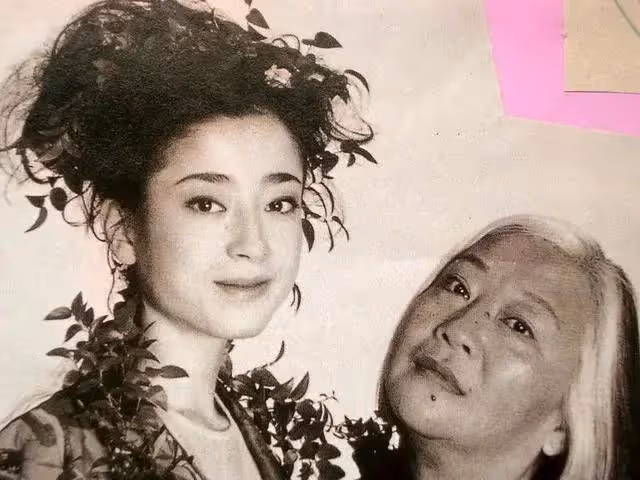 宮澤理惠母親透露：我含淚把姐妹倆送進了導演的房間，鎖上了門