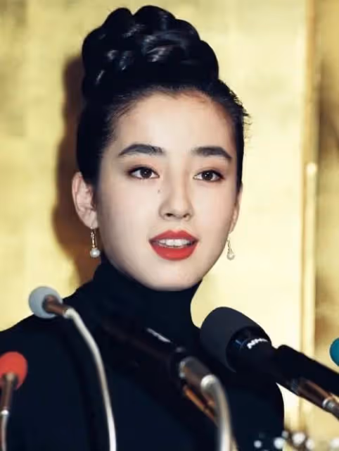宮澤理惠母親透露：我含淚把姐妹倆送進了導演的房間，鎖上了門