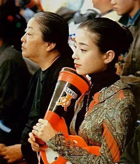 宮澤理惠母親透露：我含淚把姐妹倆送進了導演的房間，鎖上了門