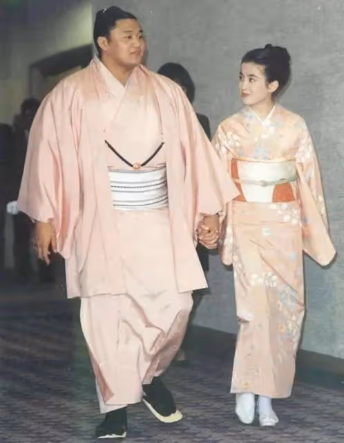 宮澤理惠母親透露：我含淚把姐妹倆送進了導演的房間，鎖上了門