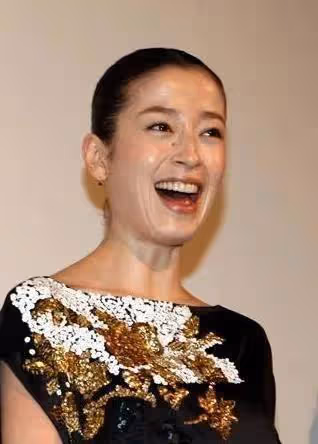 宮澤理惠母親透露：我含淚把姐妹倆送進了導演的房間，鎖上了門