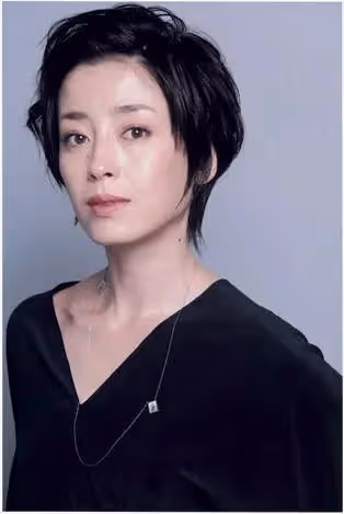 宮澤理惠母親透露：我含淚把姐妹倆送進了導演的房間，鎖上了門