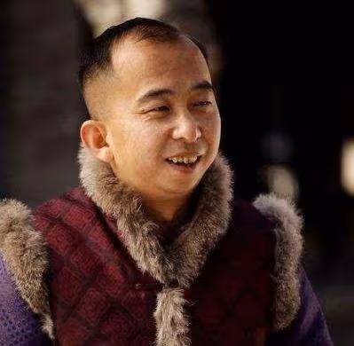 7位走向巔峰的醜男演員，沒錢沒貌，娶的老婆卻一個比一個漂亮
