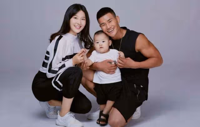 7位走向巔峰的醜男演員，沒錢沒貌，娶的老婆卻一個比一個漂亮