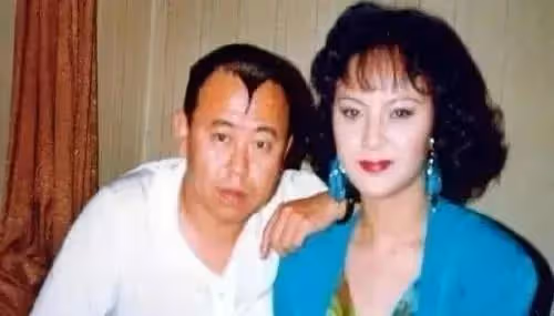 7位走向巔峰的醜男演員,沒錢沒貌,娶的老婆卻一個比一個漂亮