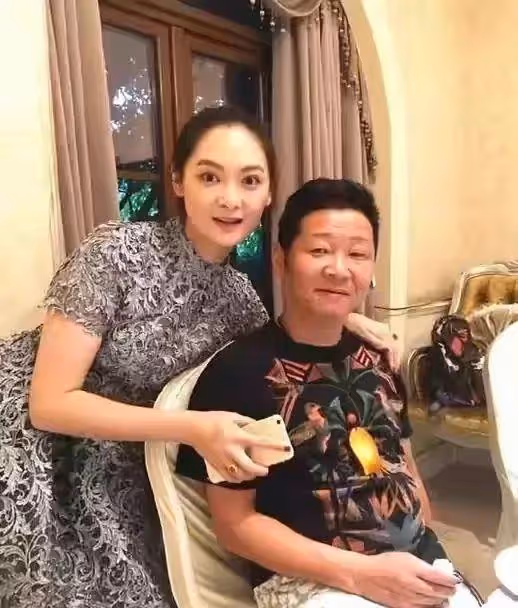 7位走向巔峰的醜男演員,沒錢沒貌,娶的老婆卻一個比一個漂亮