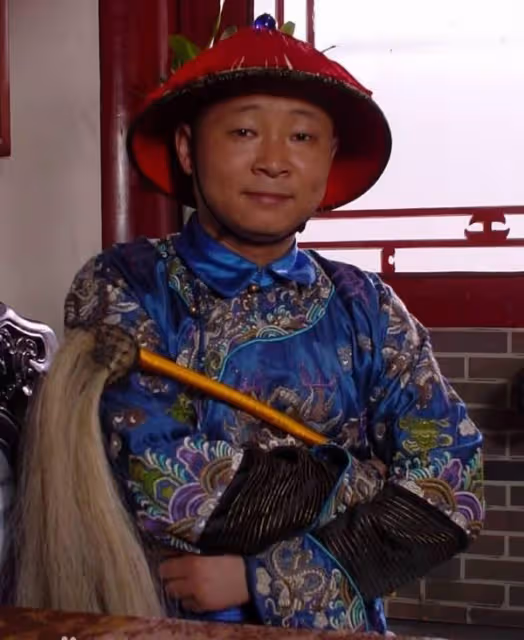 7位走向巔峰的醜男演員,沒錢沒貌,娶的老婆卻一個比一個漂亮