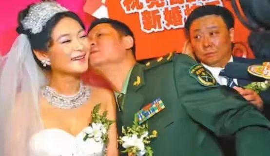 7位走向巔峰的醜男演員,沒錢沒貌,娶的老婆卻一個比一個漂亮