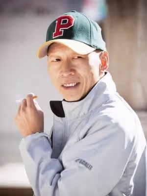 7位走向巔峰的醜男演員,沒錢沒貌,娶的老婆卻一個比一個漂亮