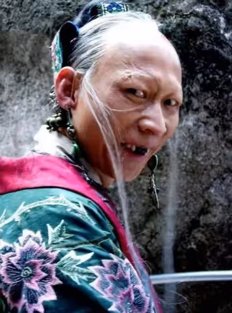 7位走向巔峰的醜男演員,沒錢沒貌,娶的老婆卻一個比一個漂亮