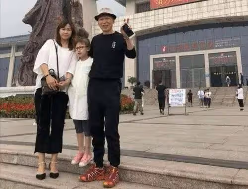 7位走向巔峰的醜男演員,沒錢沒貌,娶的老婆卻一個比一個漂亮