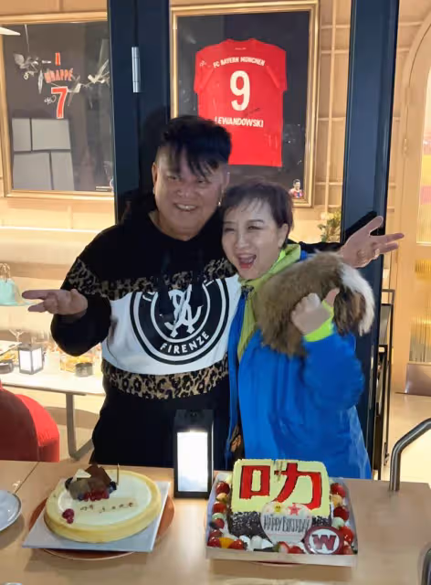 陳百祥攜妻慶71歲生日，結婚42年無子女不在意，曾公開自嘲會絕後