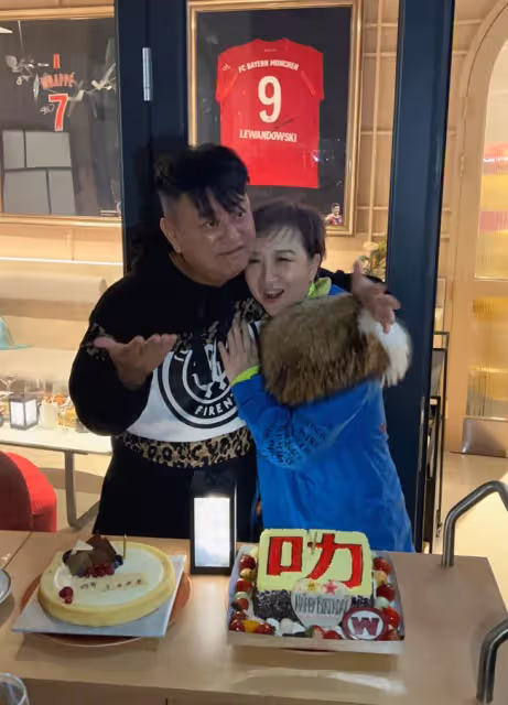 陳百祥攜妻慶71歲生日，結婚42年無子女不在意，曾公開自嘲會絕後