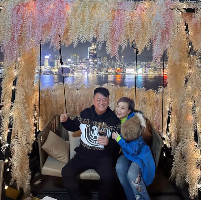 陳百祥攜妻慶71歲生日，結婚42年無子女不在意，曾公開自嘲會絕後