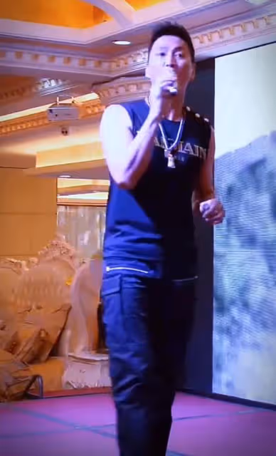 61歲何家勁現身商演，戴百萬名表太奢侈，曾被質疑對工廠工人摳門