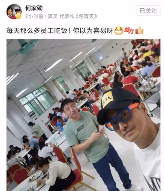 61歲何家勁現身商演，戴百萬名表太奢侈，曾被質疑對工廠工人摳門
