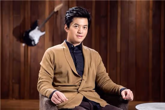 李健:10歲情定青梅竹馬,24歲迎娶小5歲妻子,41歲仍舊無兒無女