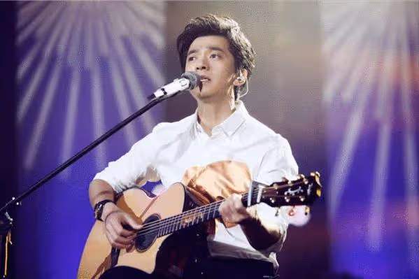 李健:10歲情定青梅竹馬,24歲迎娶小5歲妻子,41歲仍舊無兒無女