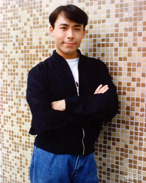 配角比主角更「擺譜」?港星雷宇揚與粉絲合照全程黑臉,還爆粗口