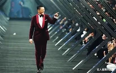 『兩周一成』曾經有多落魄?周潤發穿不起拖鞋,周星馳吃不起雞腿