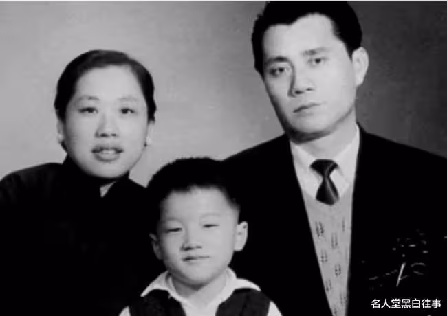 『兩周一成』曾經有多落魄?周潤發穿不起拖鞋,周星馳吃不起雞腿