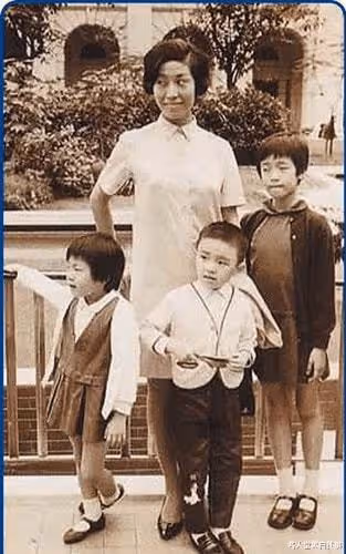 『兩周一成』曾經有多落魄?周潤發穿不起拖鞋,周星馳吃不起雞腿