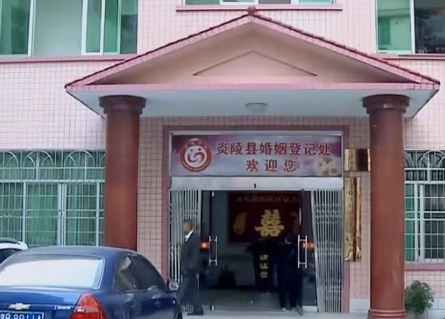 女子閃婚優質男，婚後相處察覺丈夫精神有異常，想離婚被婆家拒絕