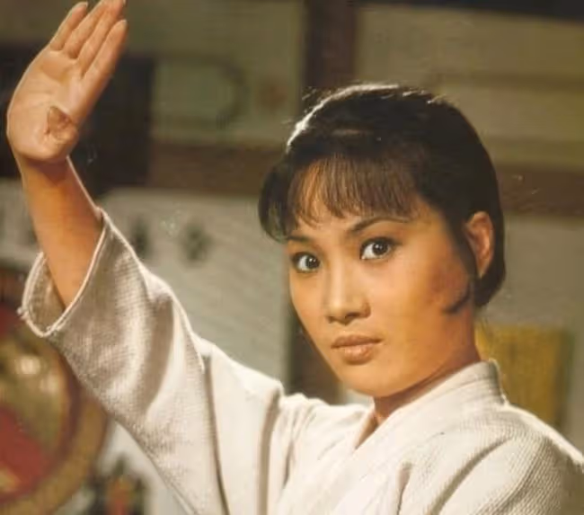 一代功夫女王茅瑛近況，移居國外開中餐廳，71歲輕鬆踢腿身手靈活