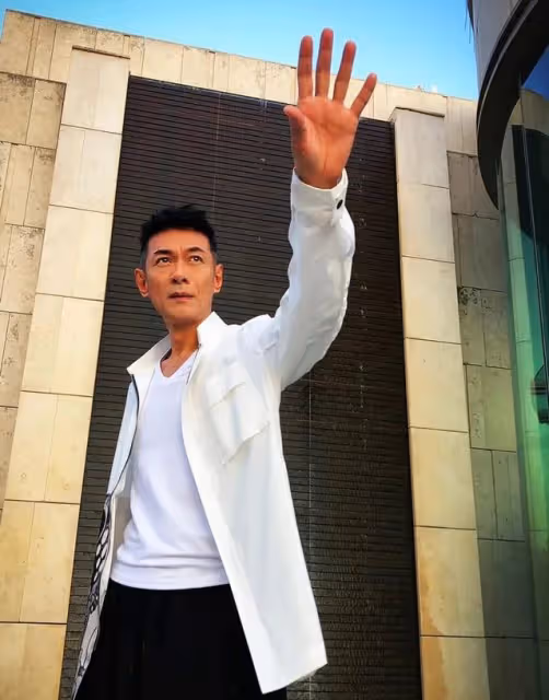 獨家！59歲江華息影多年全面復出，外表凍齡帥氣，透露將接拍電影