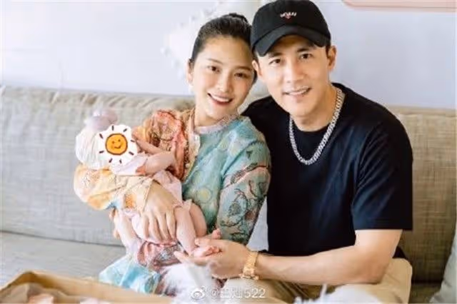 杜淳曬全家出遊照卻引來網友惡評,怒回:惡毒的女人沒好下場