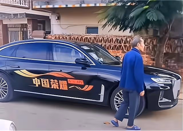 給50萬豪車套保護罩!全紅嬋家人把車當寶貝,停在院子裡精心照料