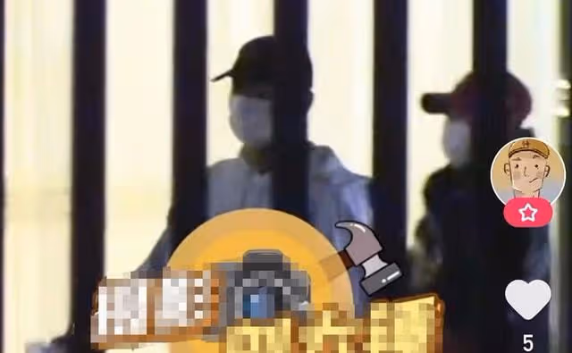 張繼科深夜現身機場，身後還有一神秘女子，兩人一路無交流很謹慎