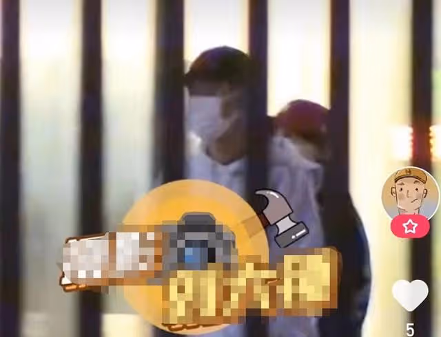 張繼科深夜現身機場，身後還有一神秘女子，兩人一路無交流很謹慎
