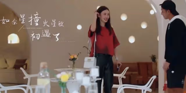 張繼科深夜現身機場，身後還有一神秘女子，兩人一路無交流很謹慎