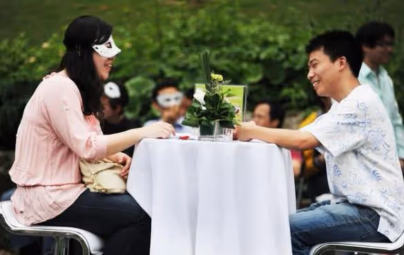 愛上不該愛的人，姑娘苦等五年後，來了個小伙說：這麼巧，我也是