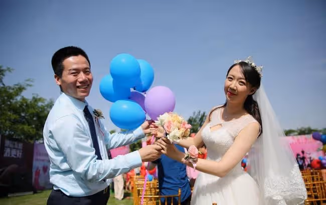 愛上不該愛的人，姑娘苦等五年後，來了個小伙說：這麼巧，我也是
