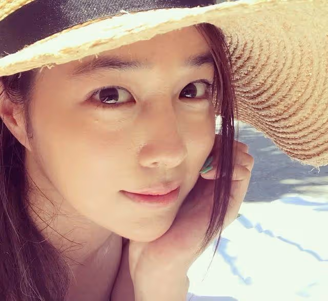 書香門第的大小姐，嫁給影帝李秉憲，人們說她是「菩薩心腸」