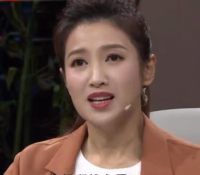 主持人春妮曝減肥秘訣，全靠抱娃保持身材，丁克17年甘為剛強生娃