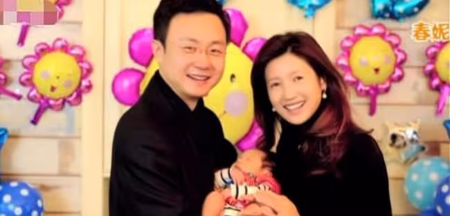 主持人春妮曝減肥秘訣，全靠抱娃保持身材，丁克17年甘為剛強生娃